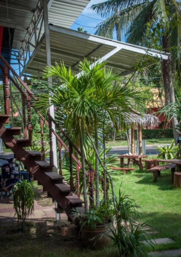 The Lazy Bar And Aparthotel